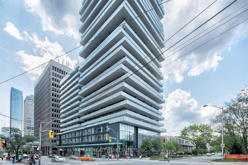 Modern 1 Bedroom Condo in the Heart of Downtown Toronto !