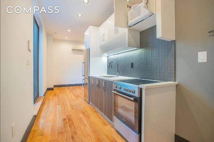 NEW CORNER 2 BEDROOMS WITH PRIVATE TERRACE Building Welcome to 242 Parkside Avenue !