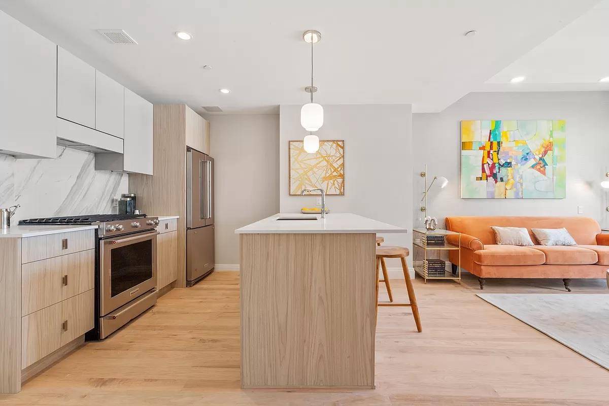 Establishing a new standard for boutique development and with only four units per floor, 734 Fifth Avenue boasts superb views of the Manhattan skyline and New York's glittering harbor with ...
