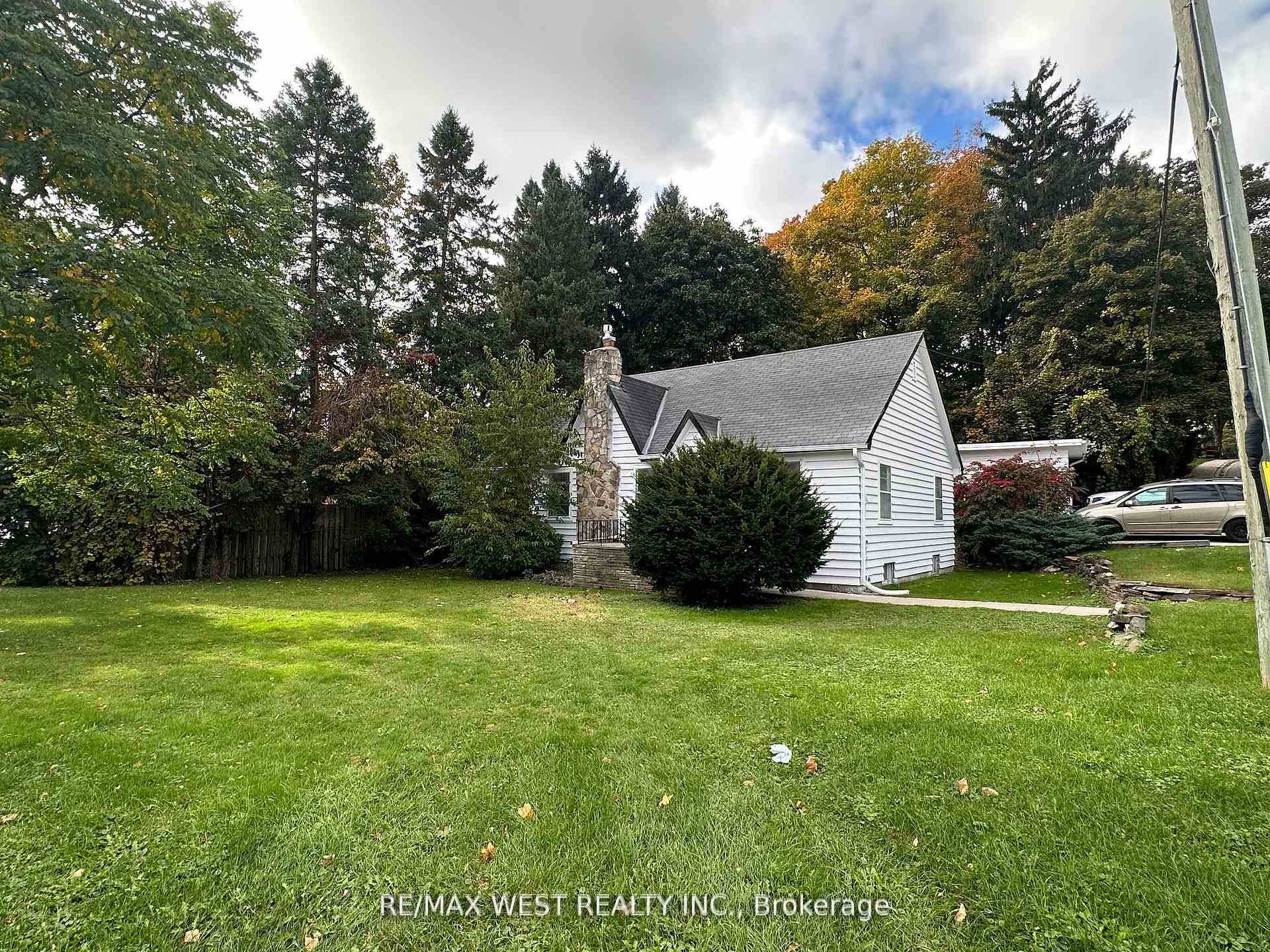 Best lease opputunity in Vaughan for a full house rental detached 2 1 bedroom bungalow situated on a premium oversized lot.