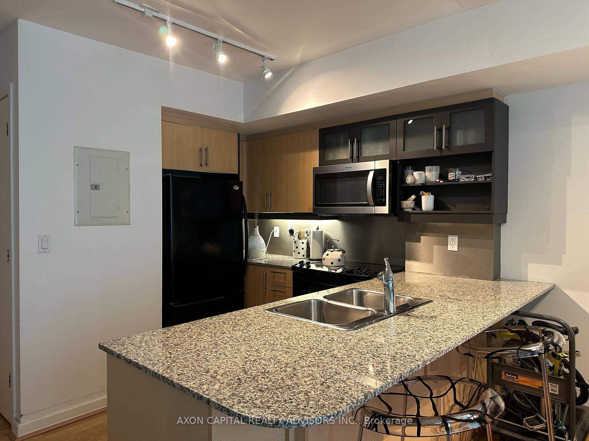Welcome to this spacious one bedroom suite located in the heart of downtown Toronto, within the sought after Soho Metropolitan building.