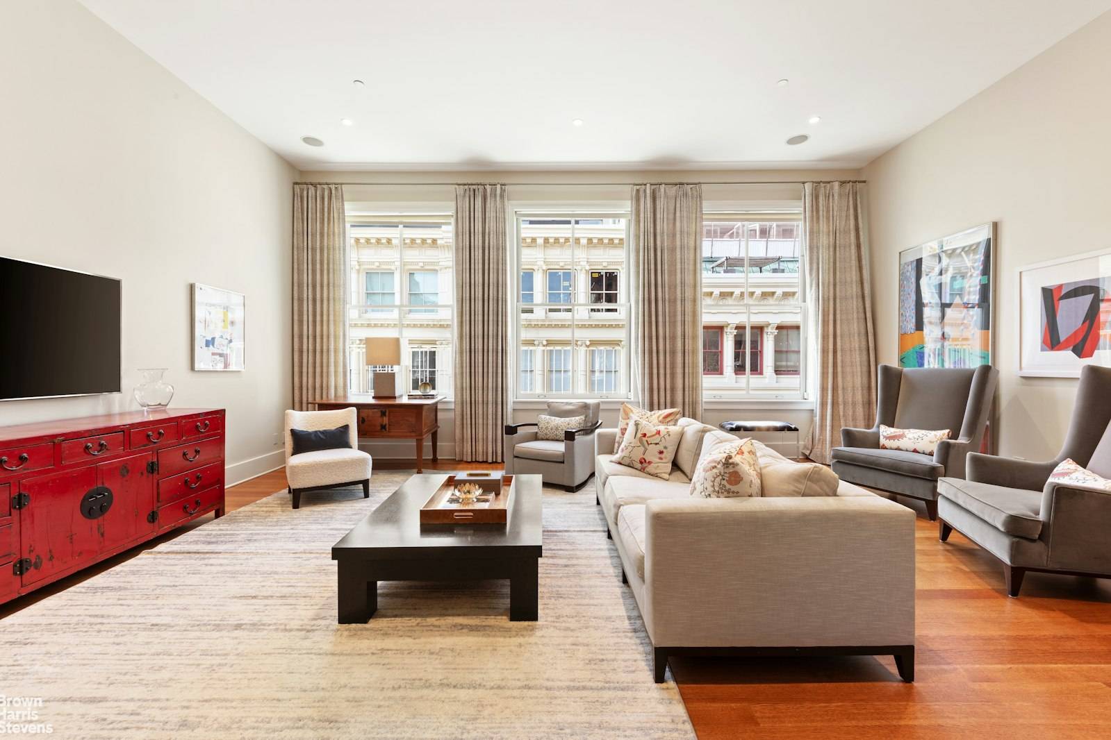 This serene and sophisticated duplex penthouse loft is tucked away on Soho's most coveted cobblestone block and features superb finishes, a spacious split bedroom layout and a magical rooftop garden ...