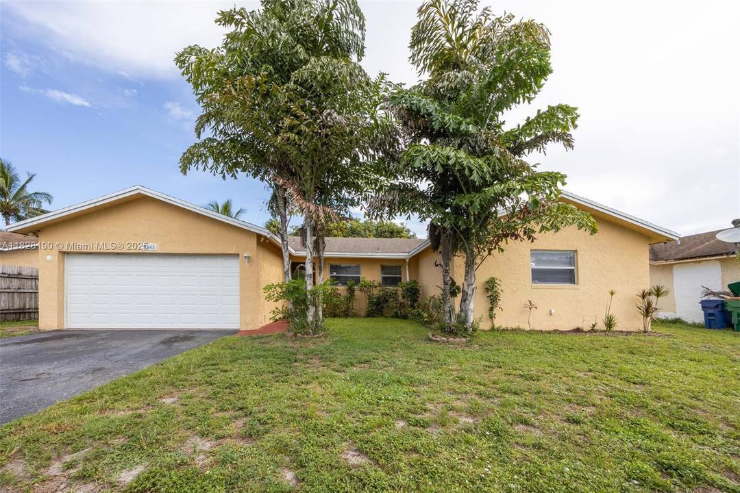 3 Bedroom, 2 Bathroom Waterfront Pool Home in Lauderhill !