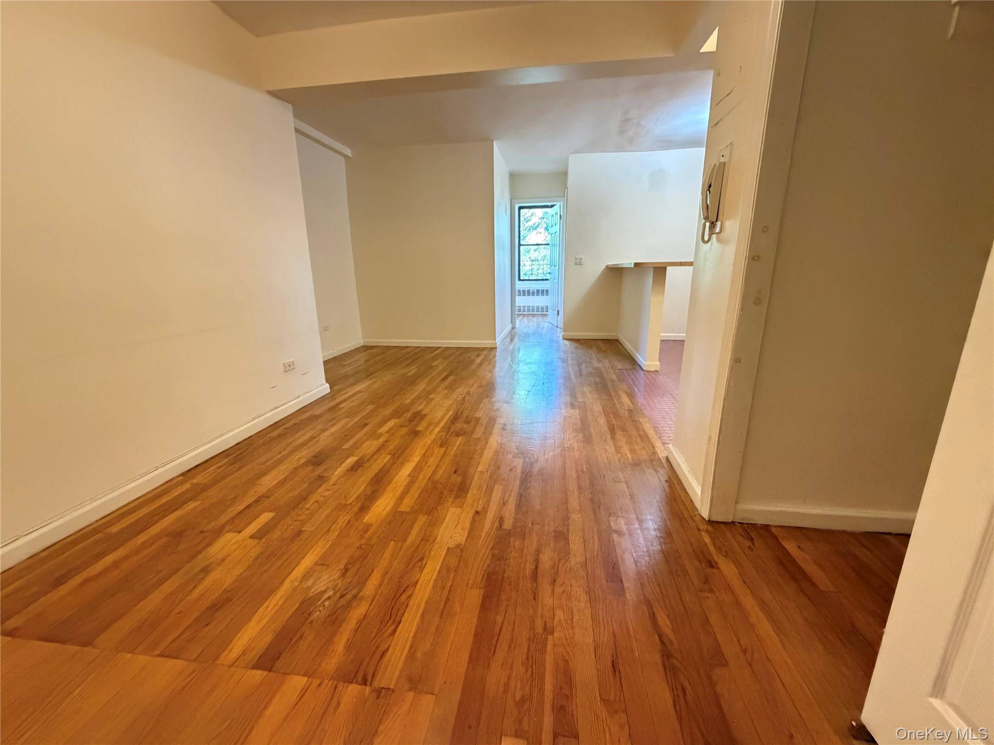 Great Location in the center of Elmhurst, open mini bar and lots of carbinets in the kitchen, lovely bedrooms with many sunlight, 2 big closets in living room, mins walk ...