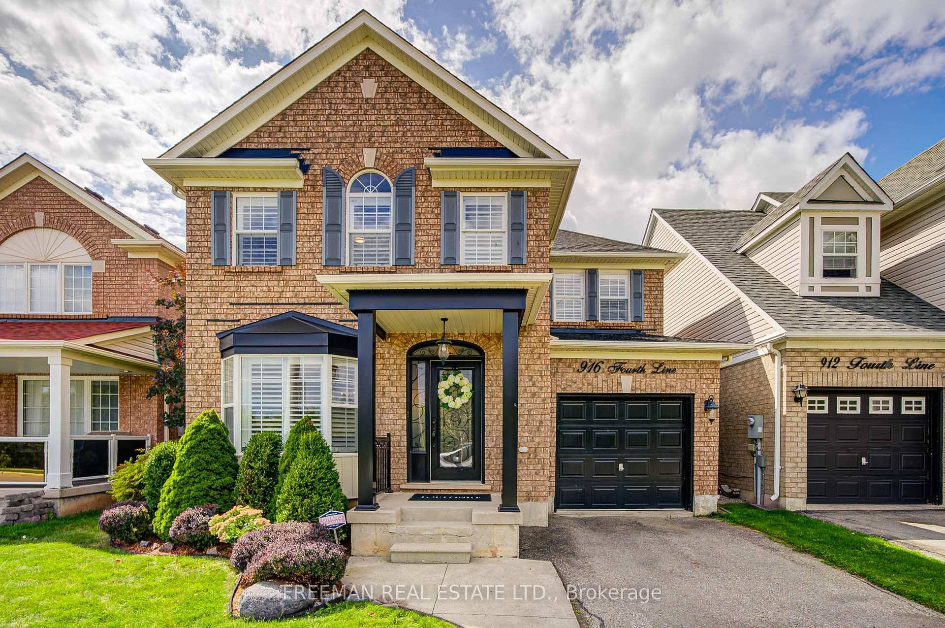 Welcome home to 916 Fourth Line a stunning Mattamy built detached home Powell model featuring a bright and spaciousliving and dining room, expansive gourmet kitchen with ample cabinetry and granite ...