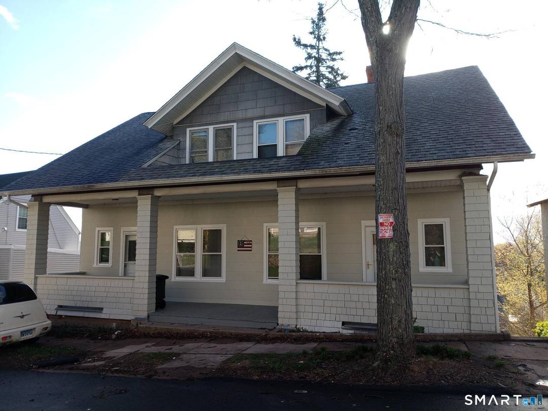 Spacious Newly Remodeled 4 Bedroom Half Duplex Near the New Haven East Haven Town Line Welcome to this newly remodeled 4 bedroom, 2 full bath half duplex offering comfortable living ...