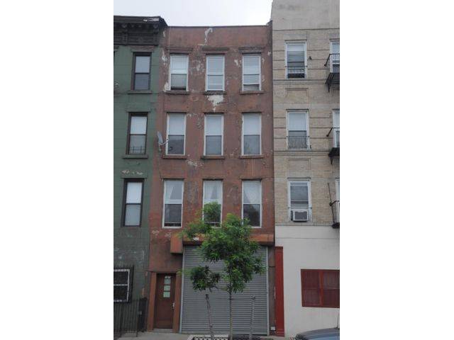 Location Location 2 blocks away from Barclay Arena !