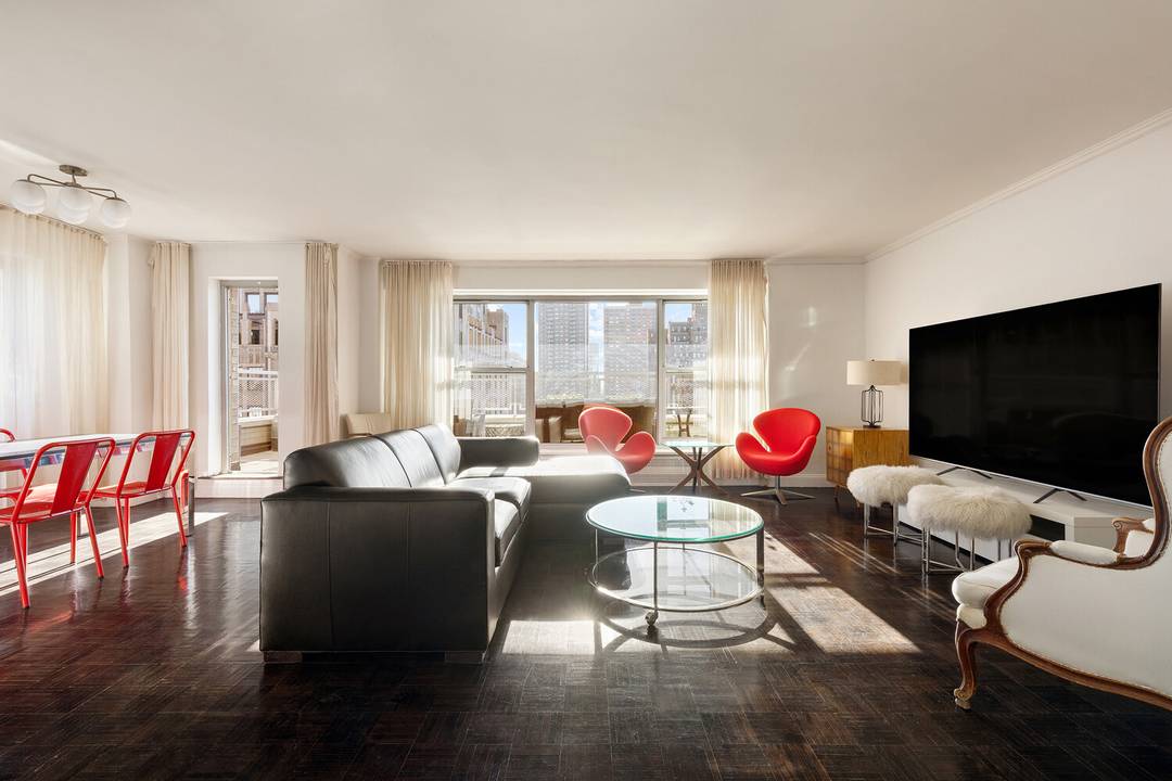 2 Fifth Avenue, Residence 17C Greenwich Village Washington Square Park Gold Coast Living Above It All Perched high above Washington Square Park, Residence 17C at 2 Fifth Avenue is a ...
