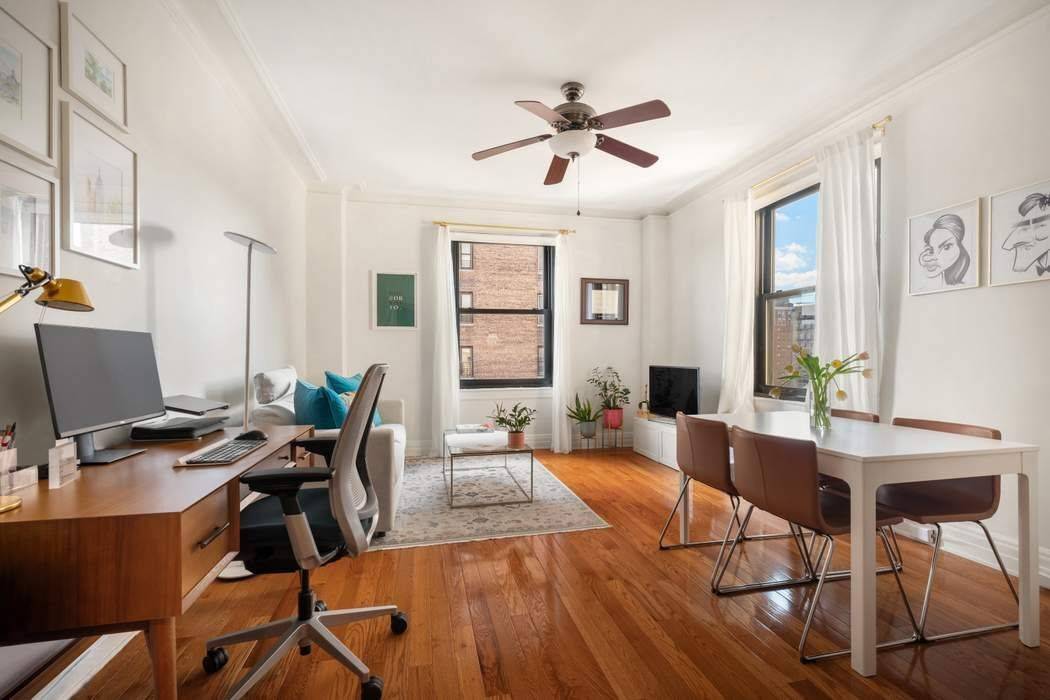 Sunny one bedroom apartment on high floor facing South.