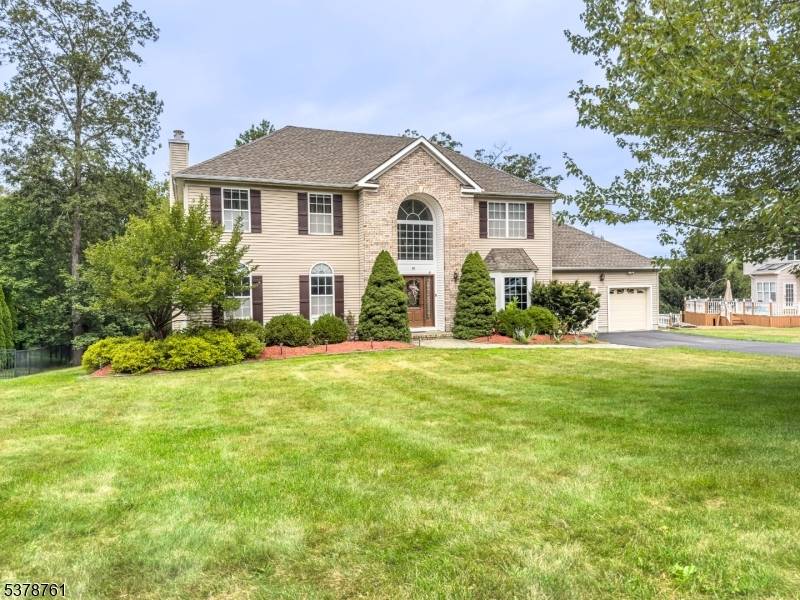 WELCOME HOME TO 19 LISA DR, MT OLIVE TWP !