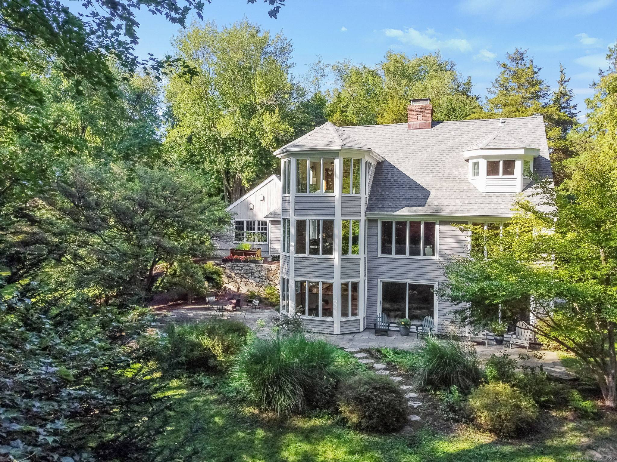 This extraordinary country sanctuary, perfectly sited amid breathtaking natural surroundings, provides the ultimate in privacy and tranquility.