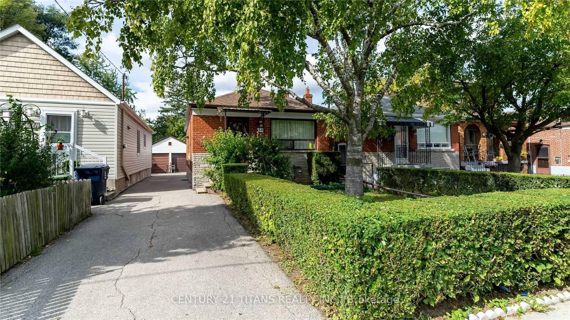 Beauty of Scarborough, 3 2 beds efficient bungalow to live in and raise your family, In a fantastic location with 24 hrs access to TTC, Groceries, Church, Mosque, Doctors, Pharmacy, ...