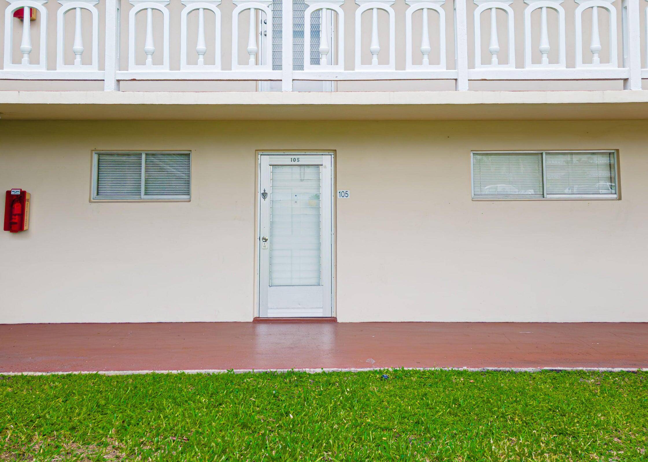 Introducing a stunning 2 bed, 1 bath condo in Lake Worth, featuring a separate shower for added convenience.