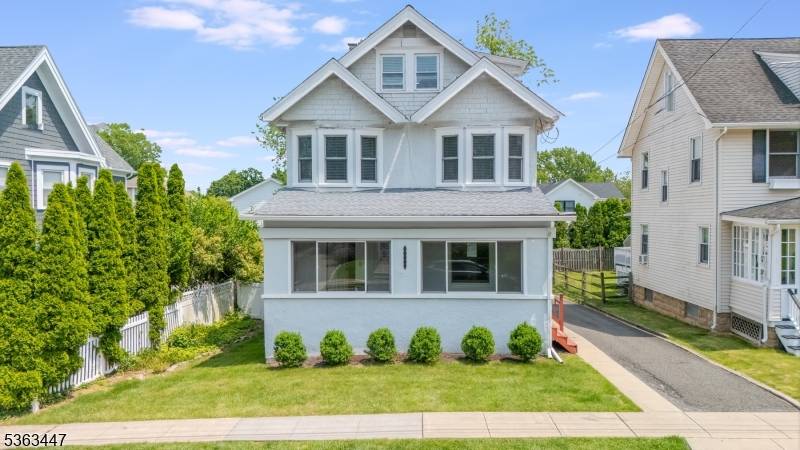 Charming and spacious 4 bedroom rental in the heart of Chatham, just block to downtown and the NYC train !