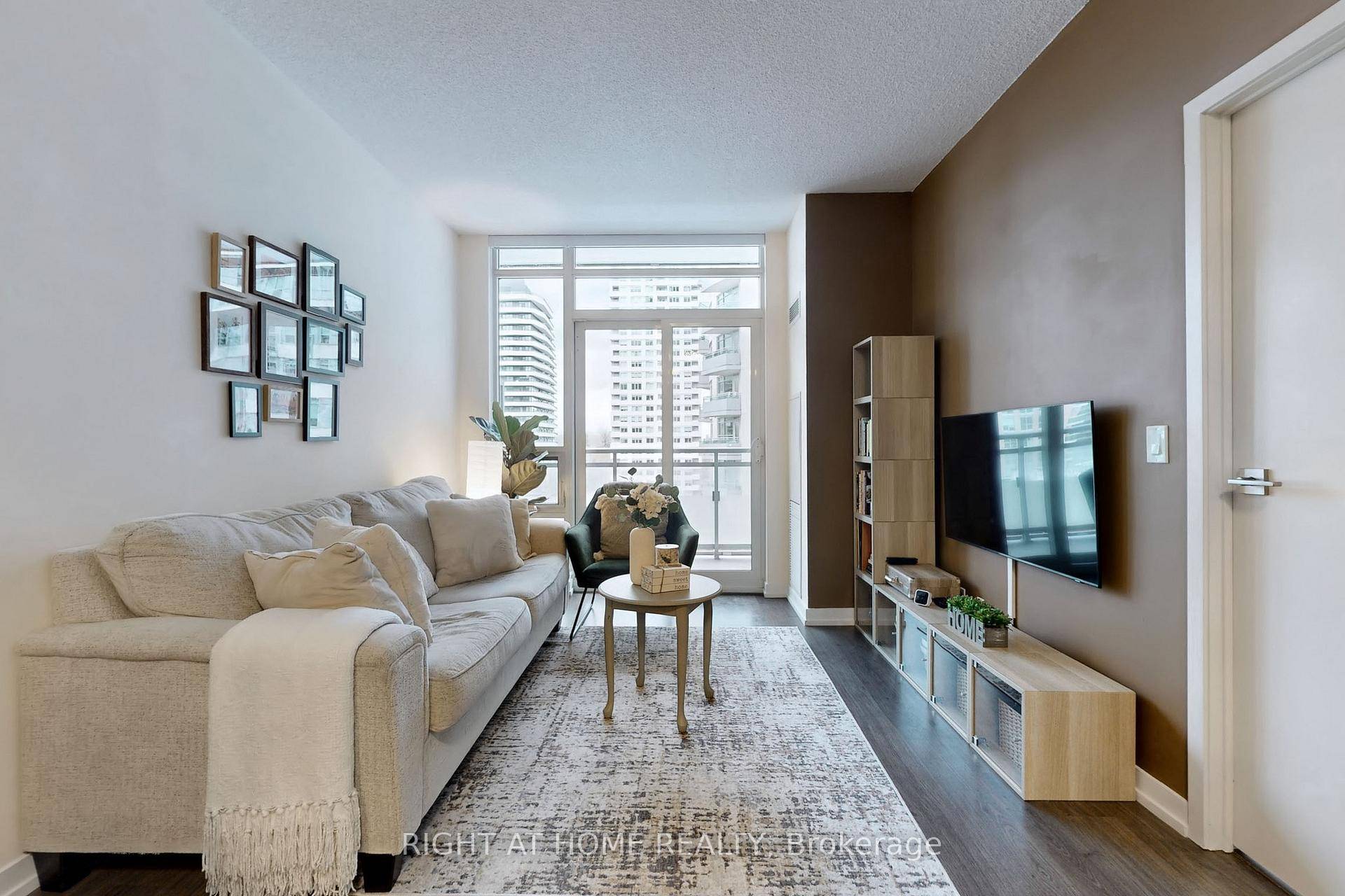 A Rarely offered Luxury spacious and bright south facing 1 Den unit with 2 full washrooms in Midtown !