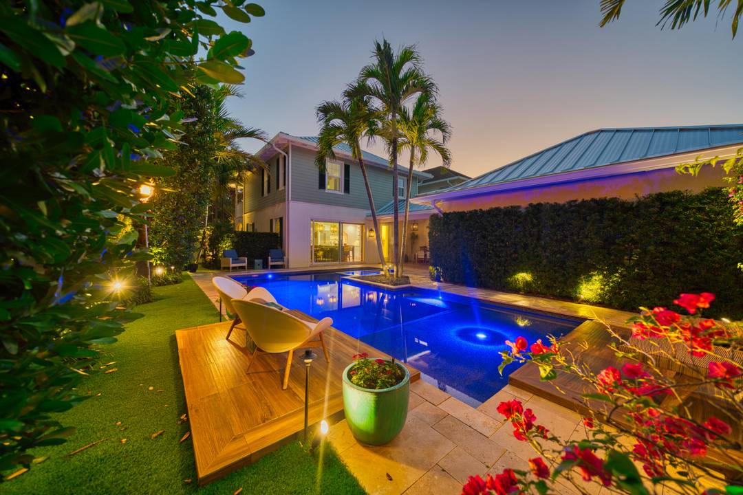 Located in the highly sought after community of Martinique at Abacoa, this beautifully upgraded 3 bedroom den, 2.