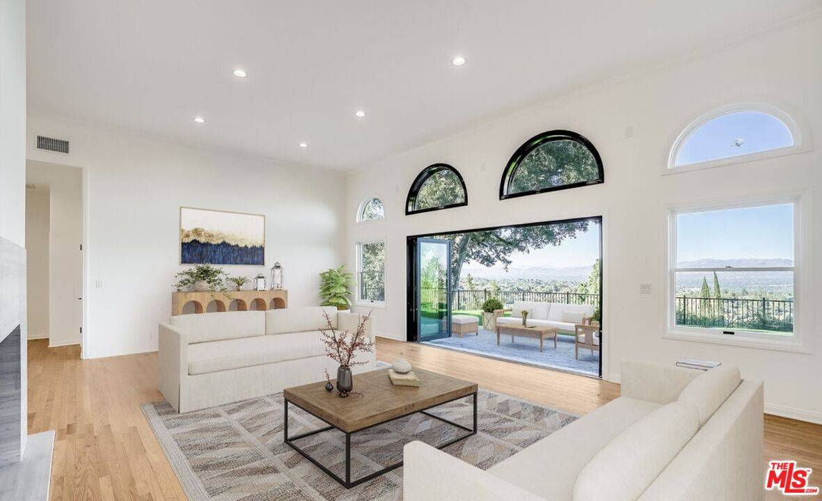 15851   Mulholland Pl 5.0 Brentwood LA