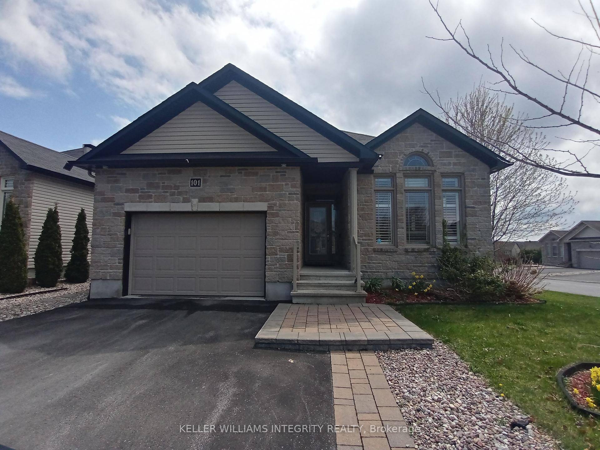 A lovely, contemporary bungalow with an oversized single attached garage located in a modern subdivision in Rockland, Ontario.