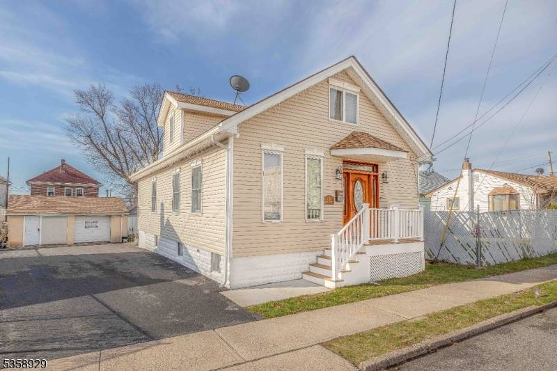 COME SEE THIS FABULOUS RESIDENCE WITH 3 HUGE BEDROOMS, 3 FULL BATHROOMS, FINISHED BASEMENT WITH A WALK OUT DOOR, VINYL FENCED BACKYARD.
