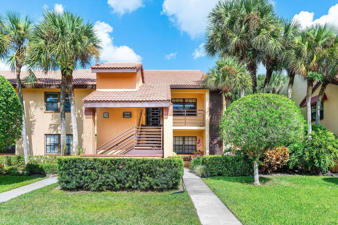 COME ENJOY THE WARM FLORIDA WEATHER AT INDIAN SPRINGS IN THIS BEAUTIFUL ASPEN GLEN CONDO.