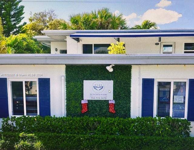 This two stories hotel offers a perfect blend of comfort and coastal charm.