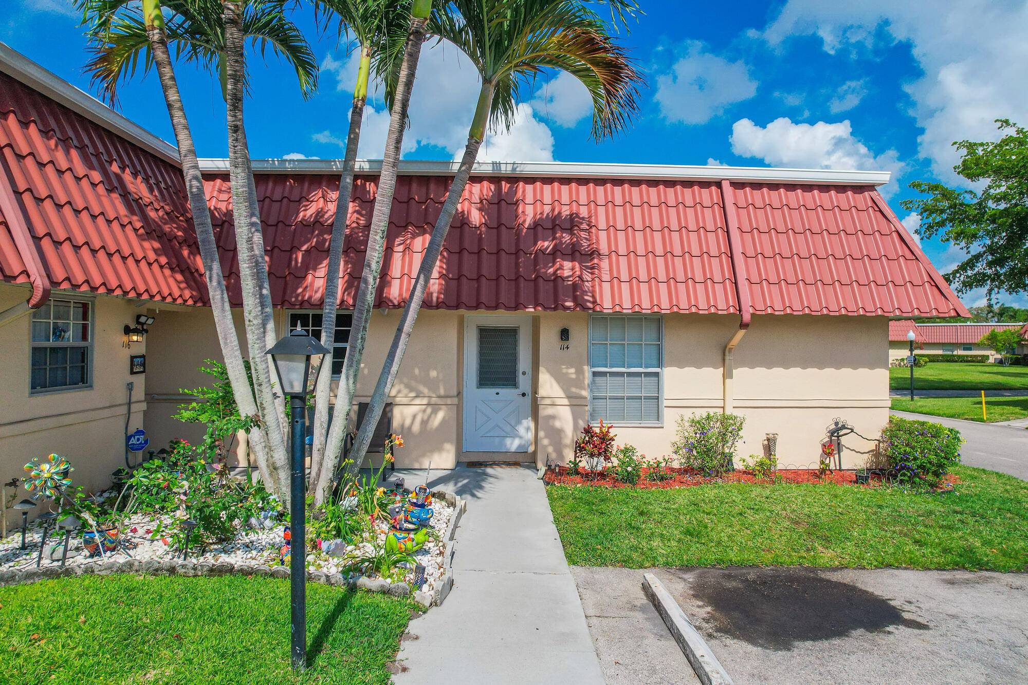 Welcome Home ! Don't miss this beautifully updated 2 Bedroom 1 Bathroom End Unit Condo.