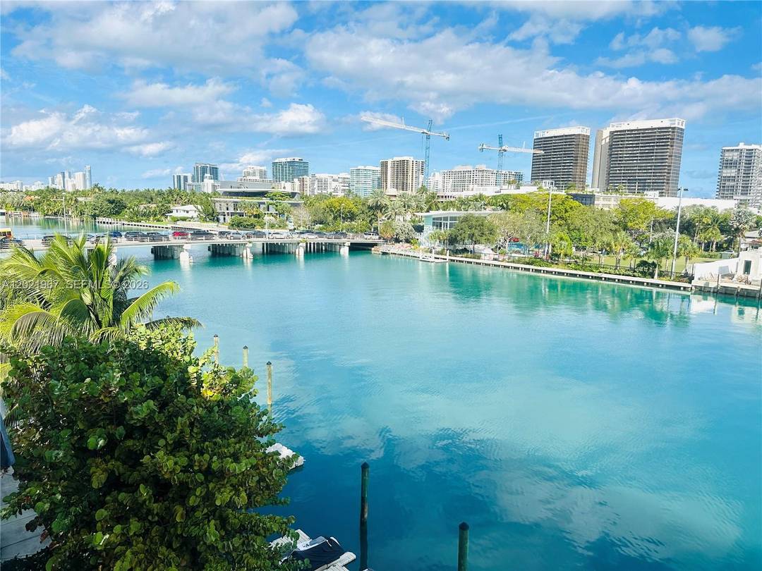 STUNNING WATERFRONT PH FLOOR UNIT WITH GORGEOUS STUNNING WATER VIEWS !