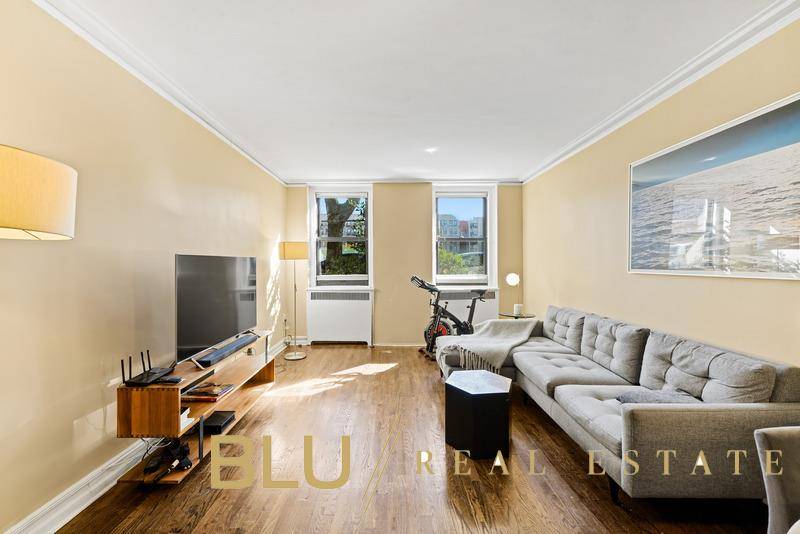 This 2 bedroom is a quintessential Hudson Heights find blending Art Deco character with a bright, functional layout.