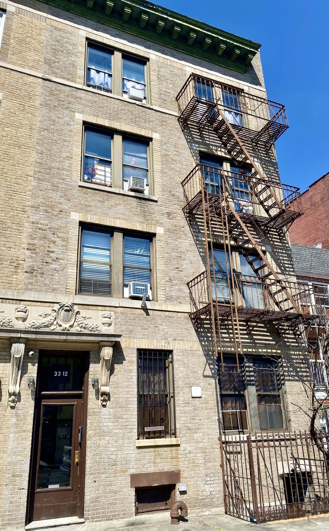 ASTORIA 8 Unit GEM ! ! ! Fantastic 8 unit building in the heart of Astoria !