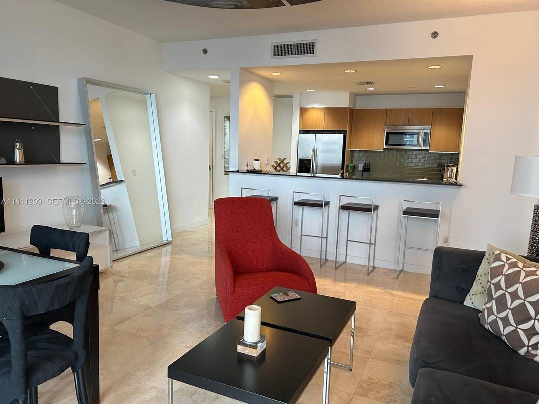 Spectacular corner unit, spacious and bright.