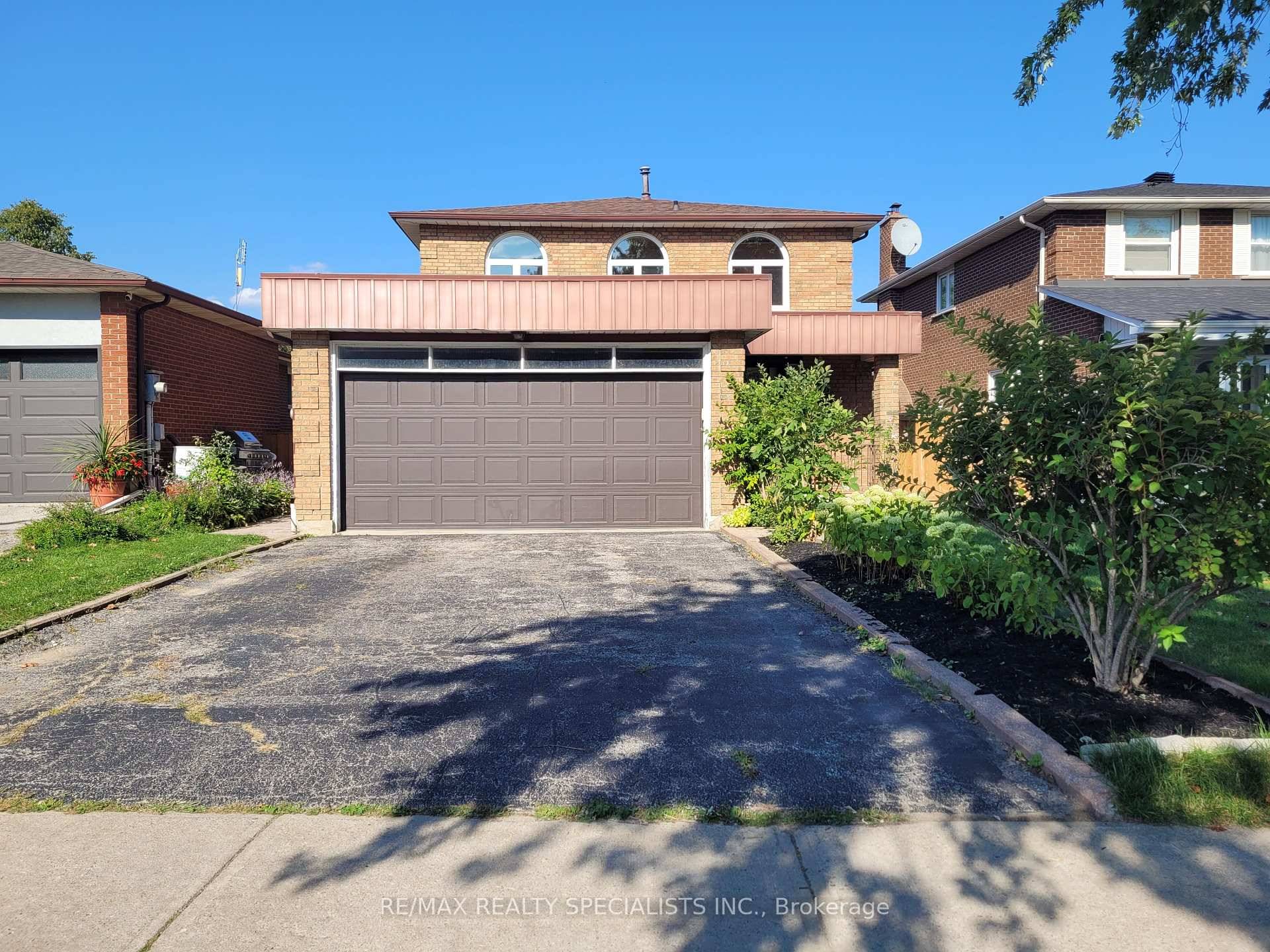 For the first time available, backing onto Woodington Green park ravine, this inviting two storey detached home in the heart of Mississauga, offers the perfect blend of space, comfort, and ...