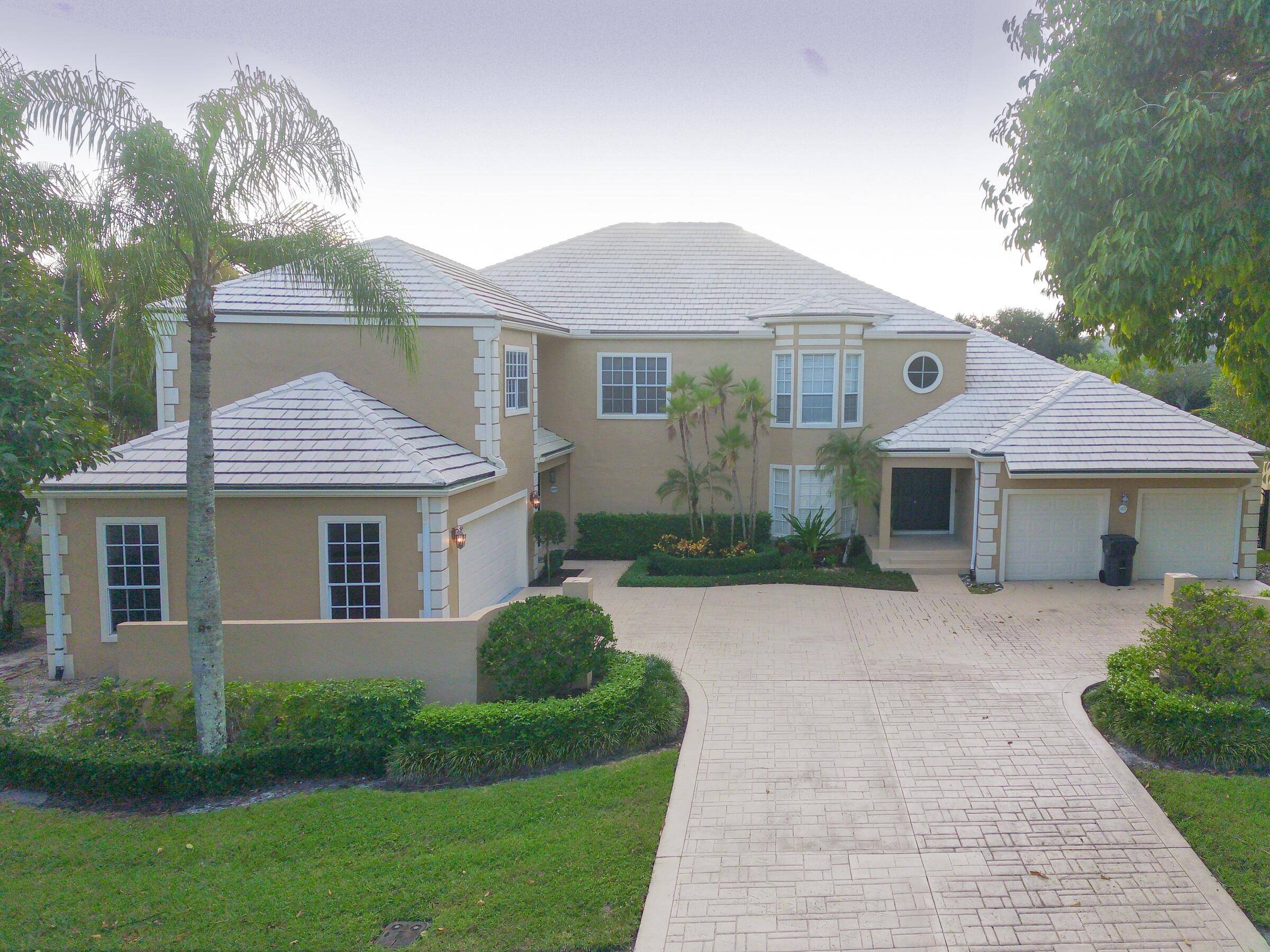 Beautiful just renovated condo in Palm Beach Polo Club for the season.