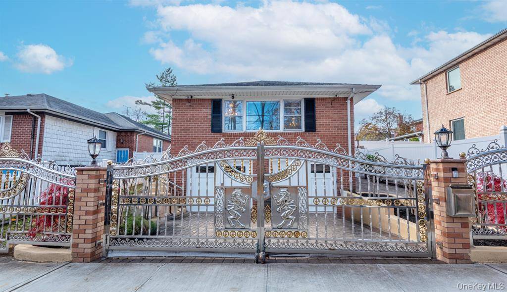 Welcome to this beautiful Hi Ranch in Douglaston !