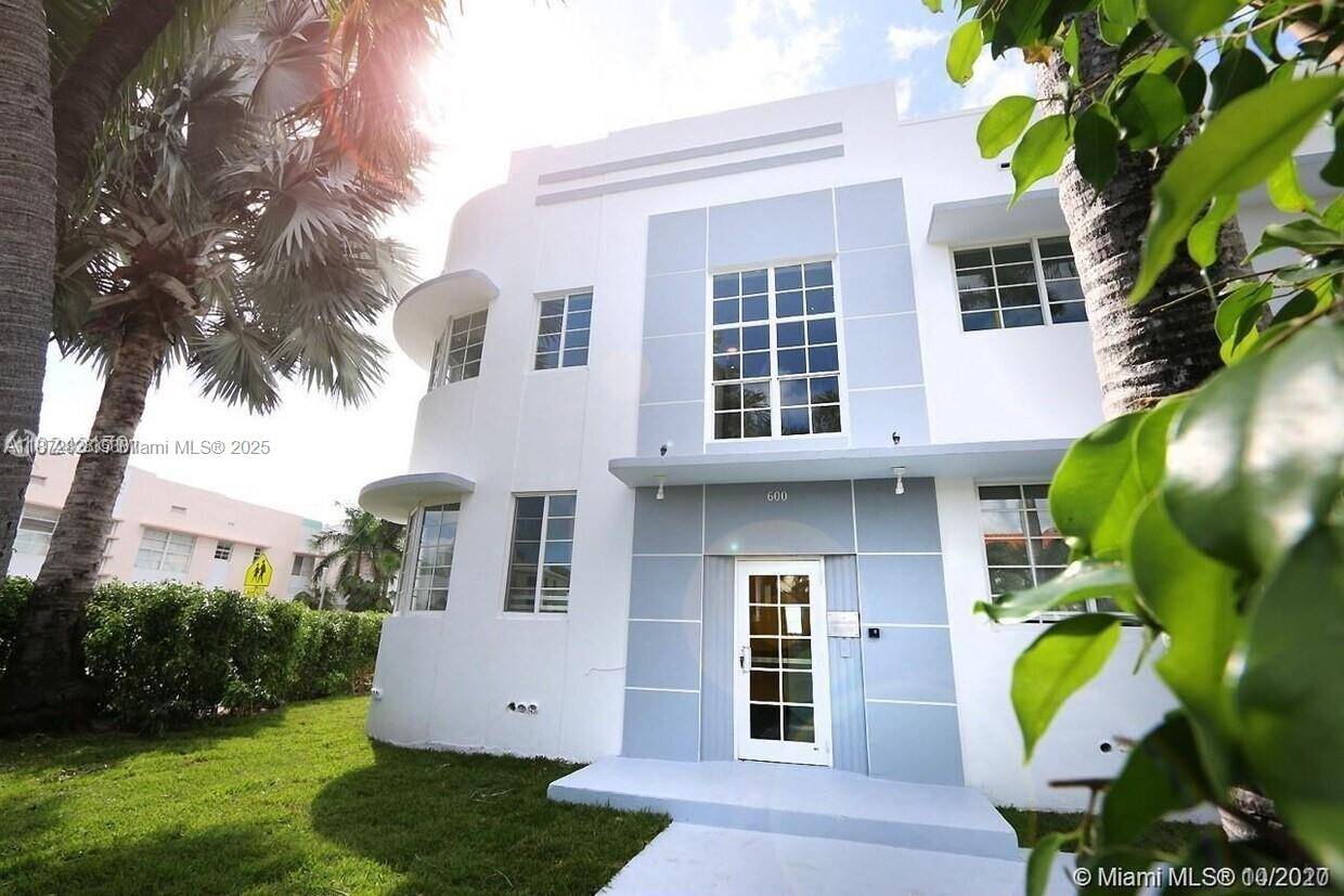 Charming 2BR 1BA corner unit in the heart of South Beach, just steps from Lincoln Road, Flamingo Park, and the beach.