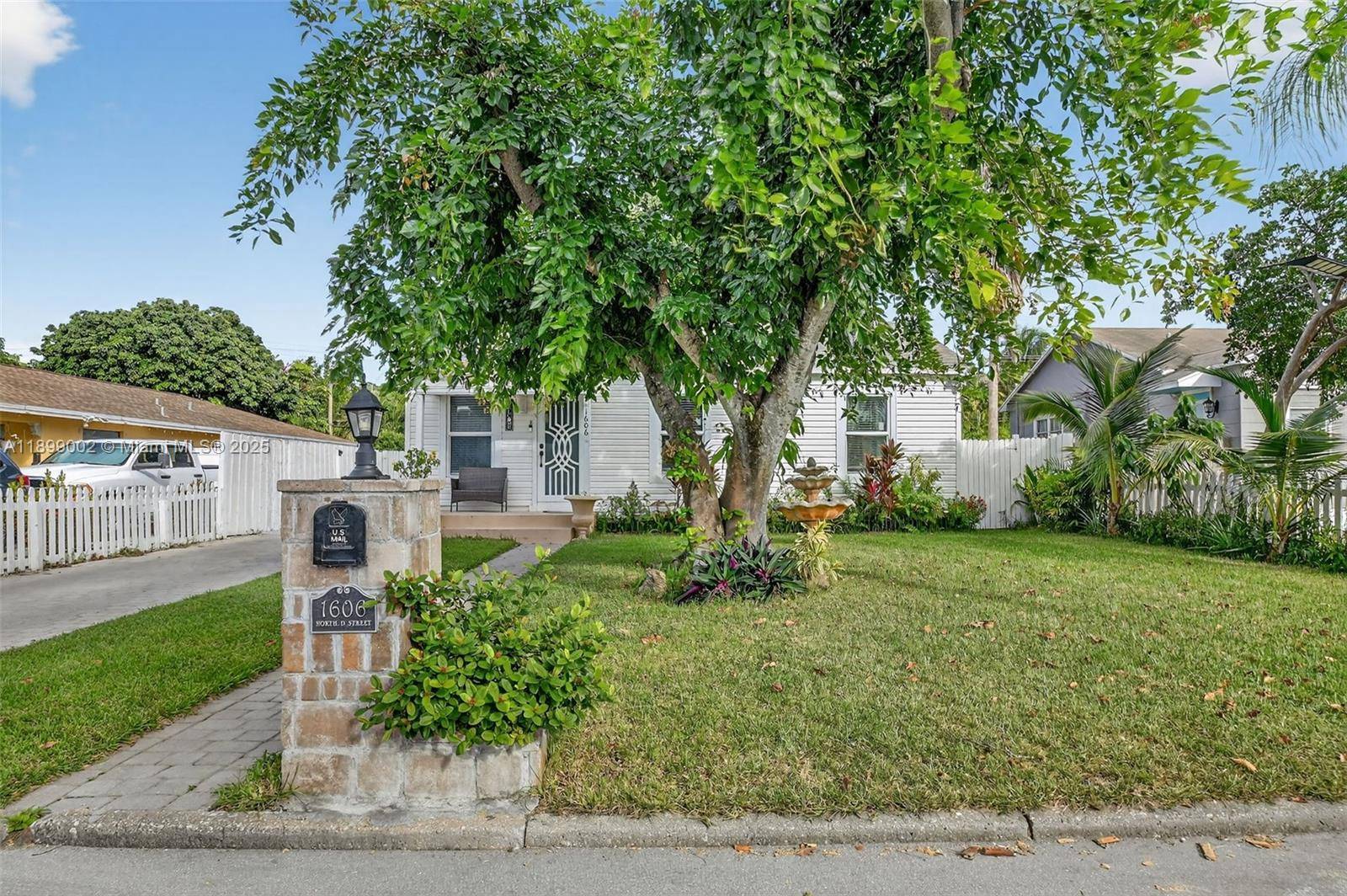 Beautiful completely remodeled 4 1 in Lake Worth Heights !