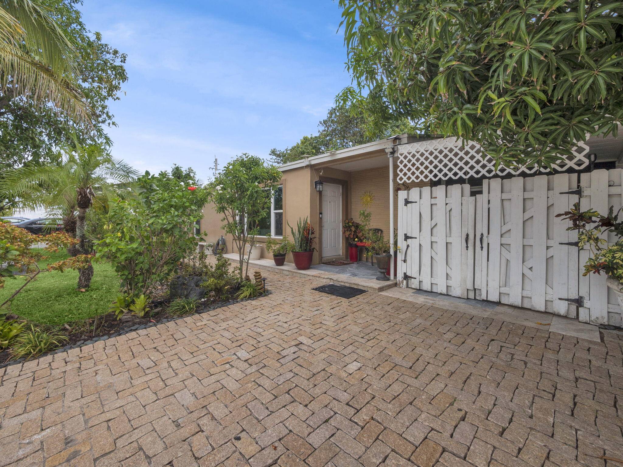 This 3 bed, 2. 5 bath home offers versatile living with the possibility for extra income, featuring a private entrance and a second kitchen.