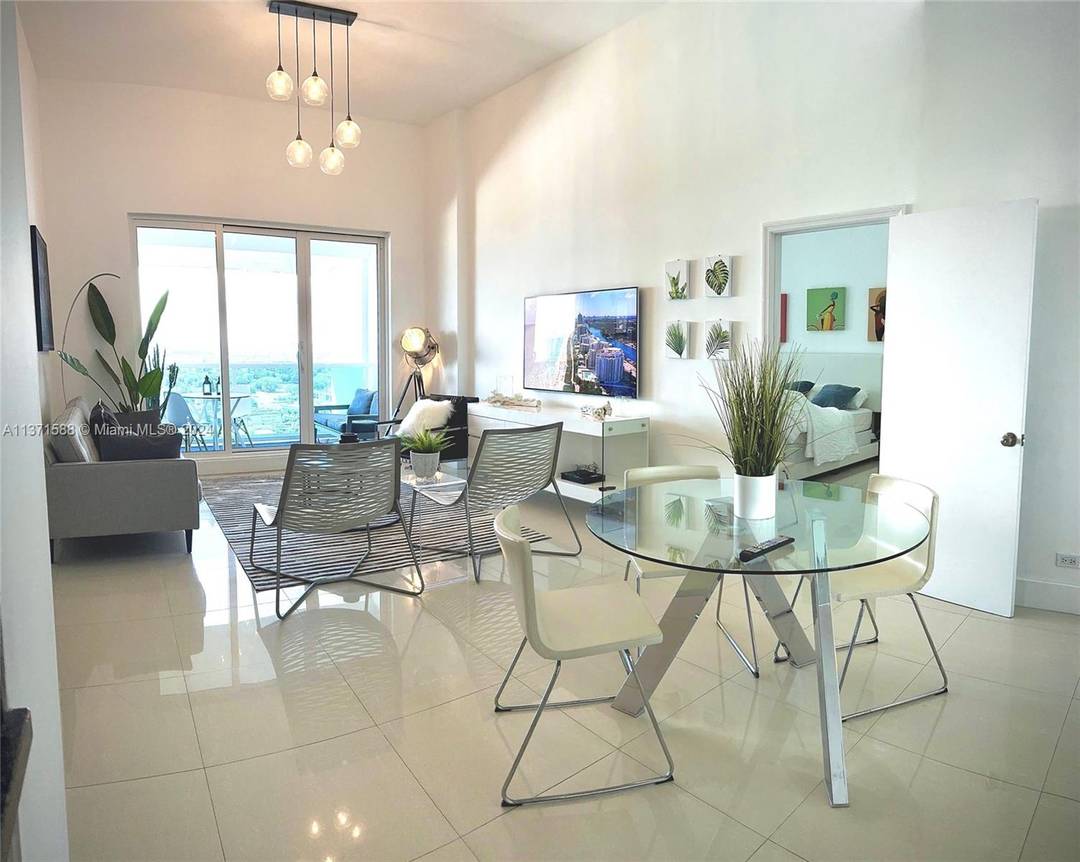 Fabulous and luxurious 2 bed 2 bath with 14 feet high ceilings, at The Roney Palace one of South Beach s hottest buildings.