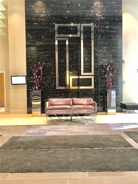 Well maintained 1 1 Condo Unit With Parking In Beverly Hills Spa Resort Complex At Yonge And 16th Ave.