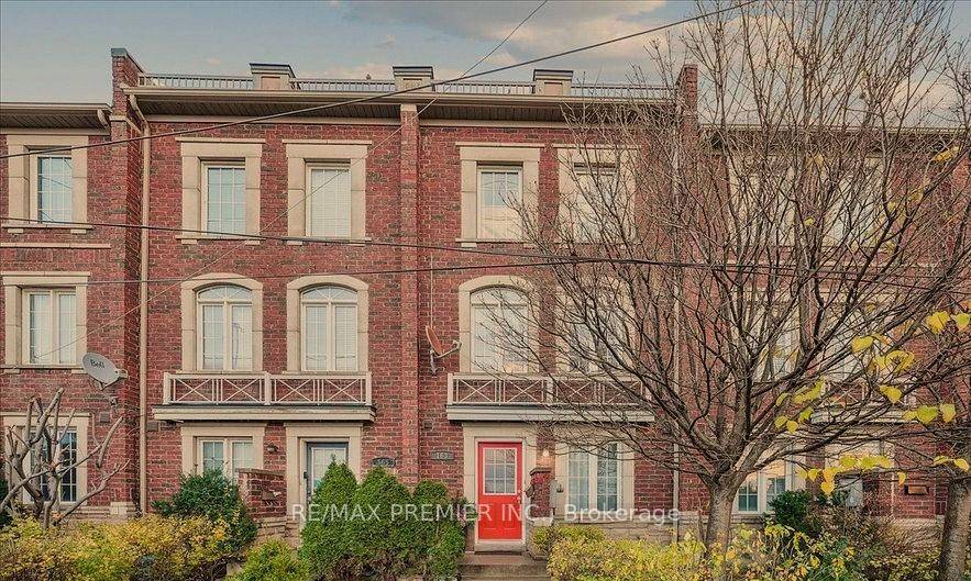 Very Bright amp ; Spacious Townhome in Toronto's Lovely Oakdale Village Community !