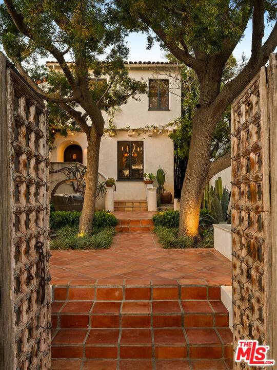 330 S Medio Dr 4BR Brentwood La