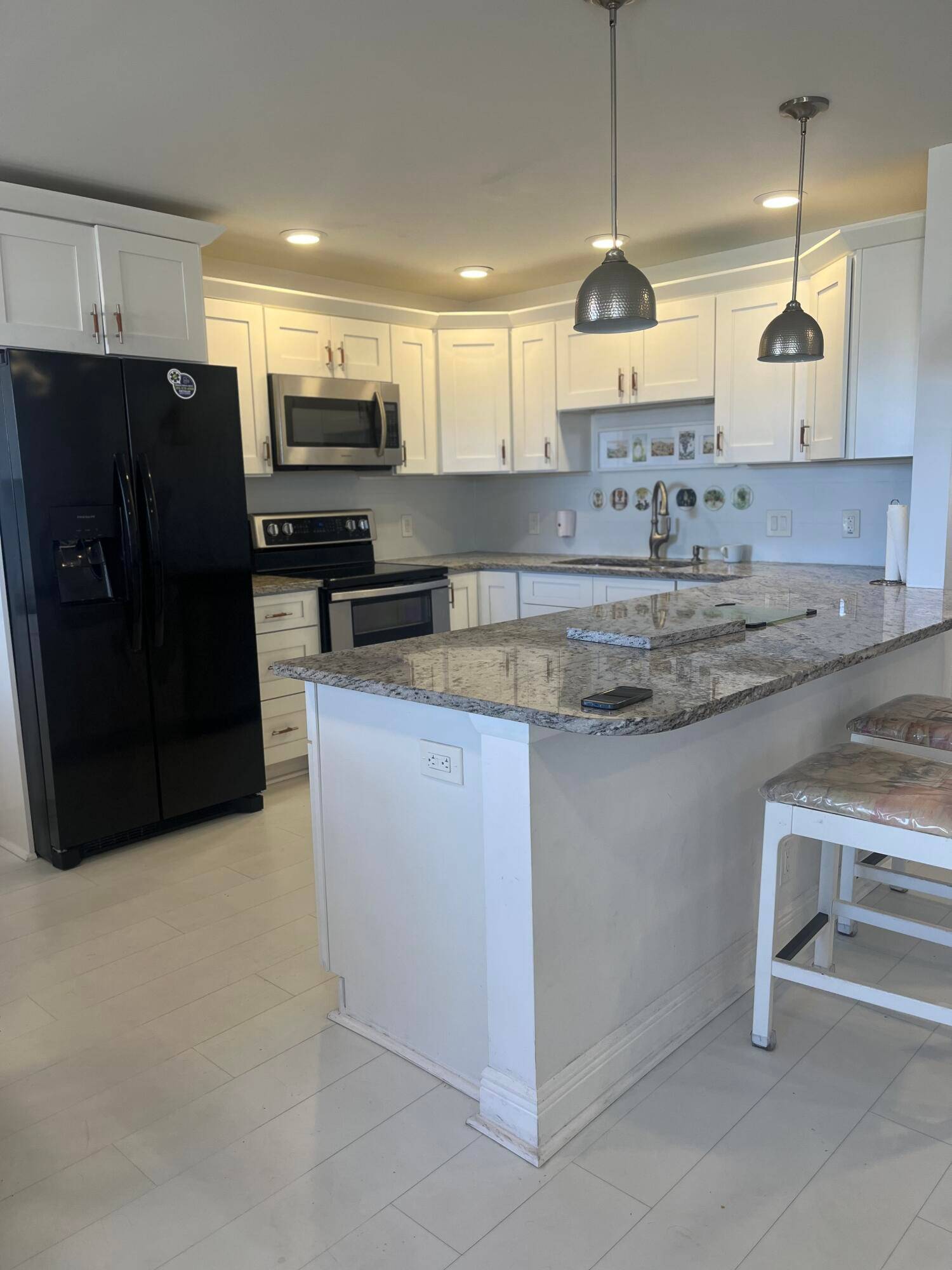 FULLY UPDATE 4TH FLOOR PENTHOUSE LIKE LIVING, WITH MAGNIFICENT WATER VIEWS, 2 SINKS IN OPEN CONCEPT KITCHEN.