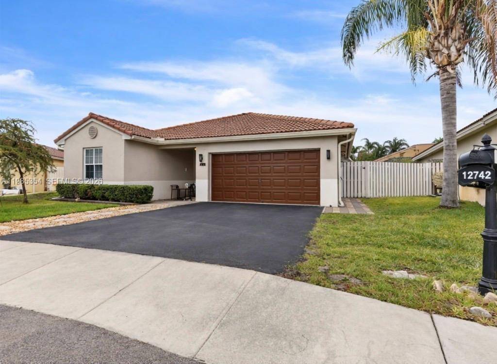 Beautifully updated 3BR 2BA home on a quiet cul de sac just minutes from Sawgrass Mills.