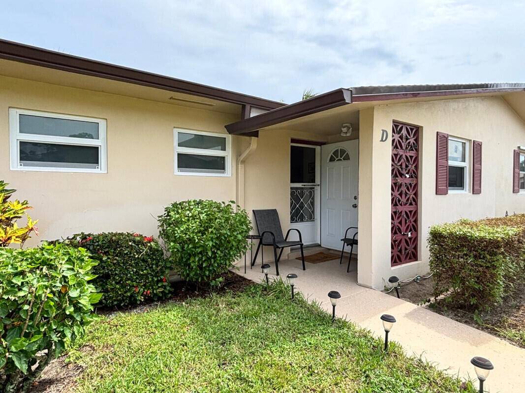Located just minutes from beautiful West Palm beaches move in ready.