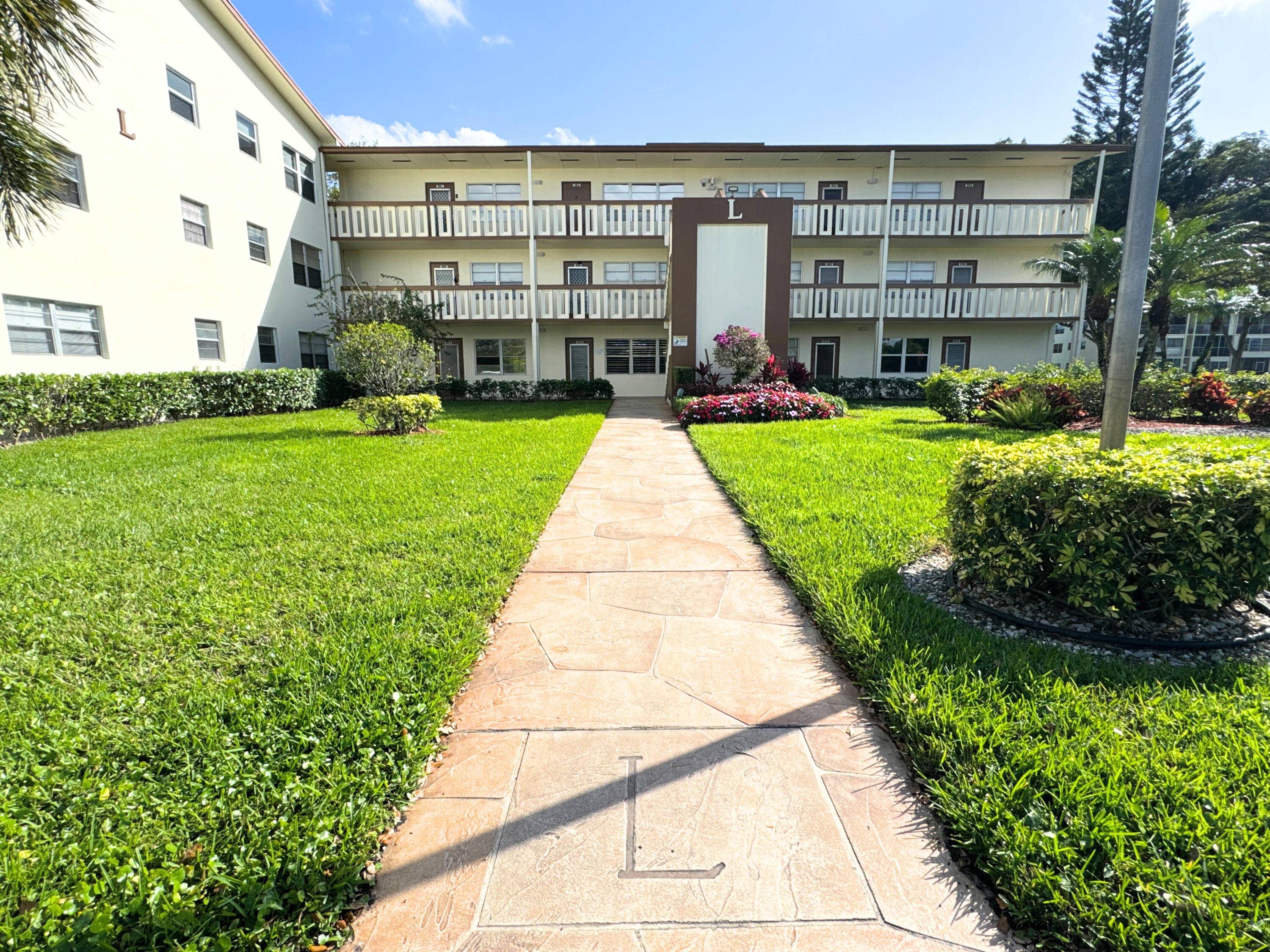 This is the one of best valued units in Century Village.