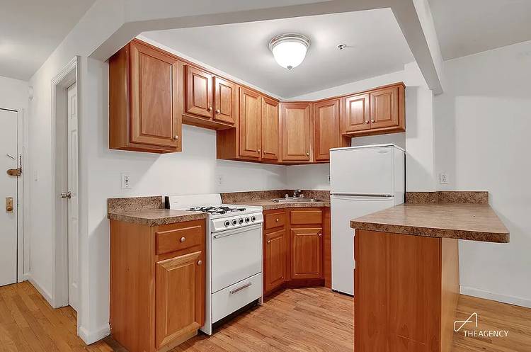 Charming one bedroom apartment in the heart of Chelsea featuring a large open kitchen with a breakfast bar, plenty of closet space, and a private balcony.