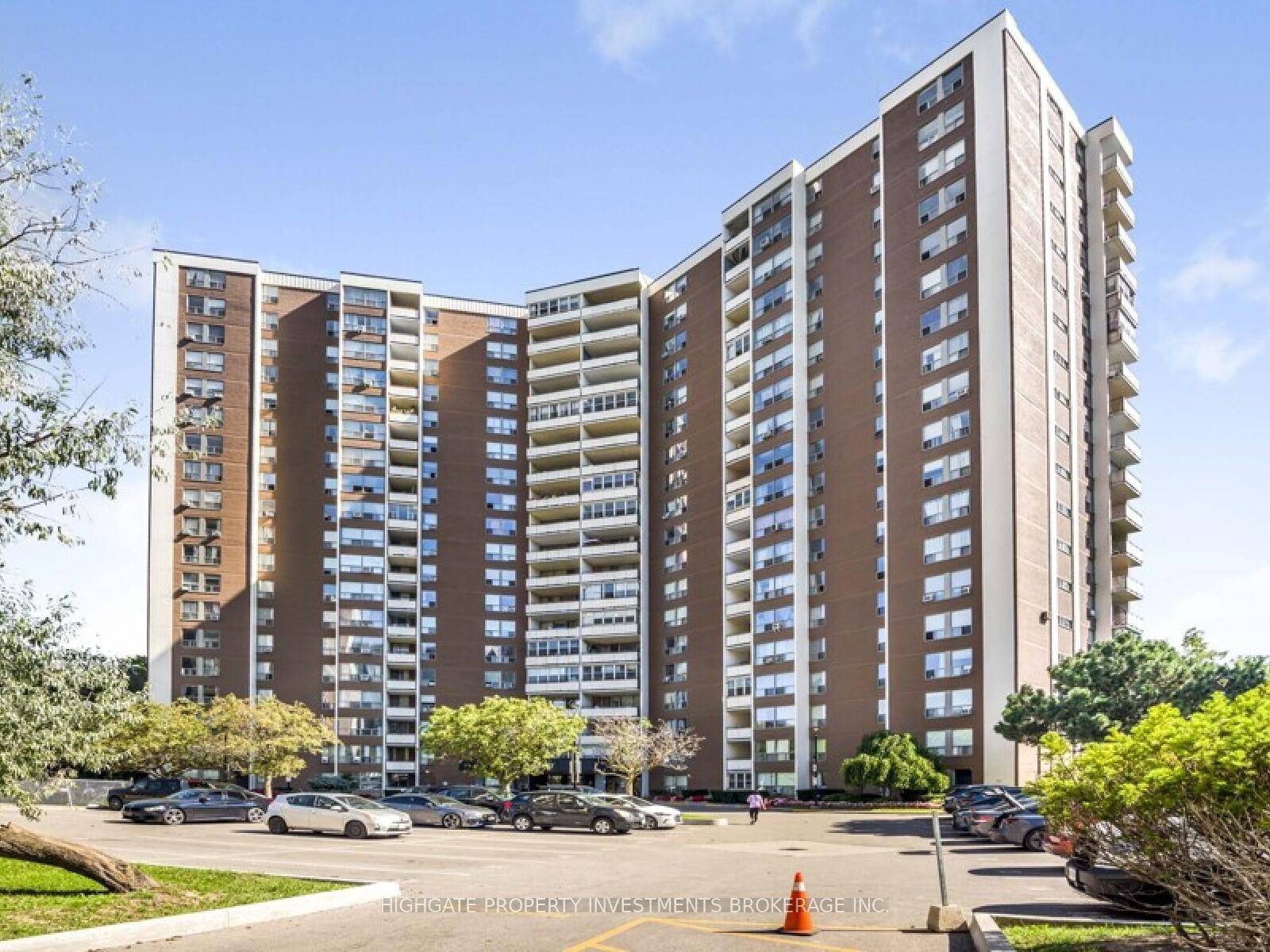 Bright amp ; Spacious 3Br Unit Nestled In Flemingdon Park W 1, 200 Sq Ft Of Living Space !