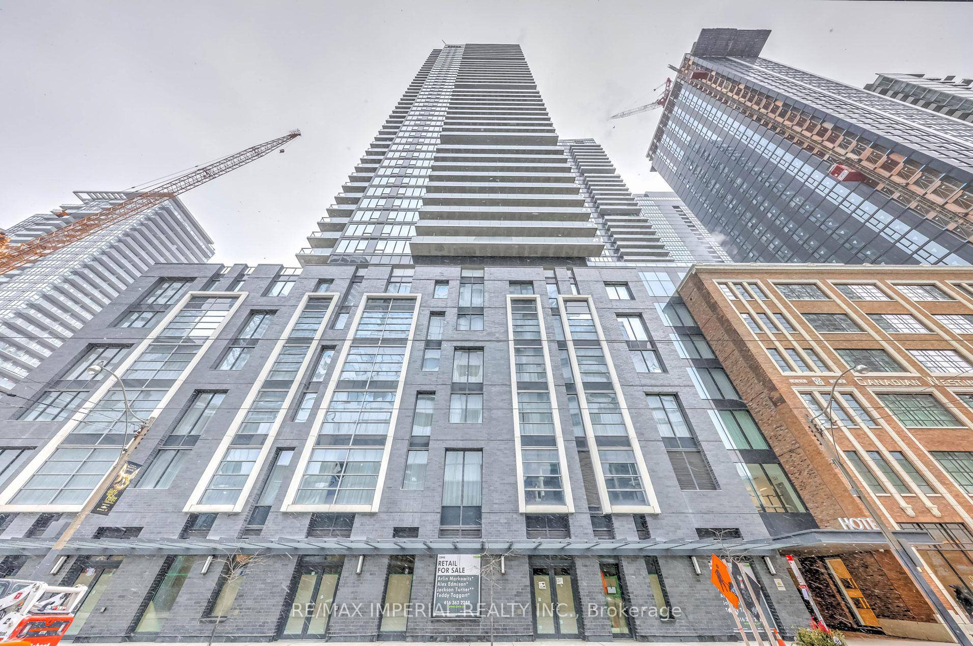 CLEAR VIEW Welcome to King Blue Condos Stylish Living in the Heart of Downtown Toronto !