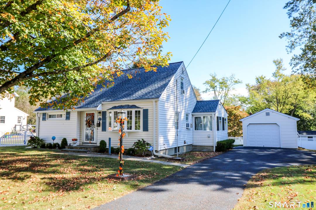 Well maintained and ideally located in a convenient University Area setting, this inviting 3 bedroom home offers a functional layout and comfortable living spaces throughout.