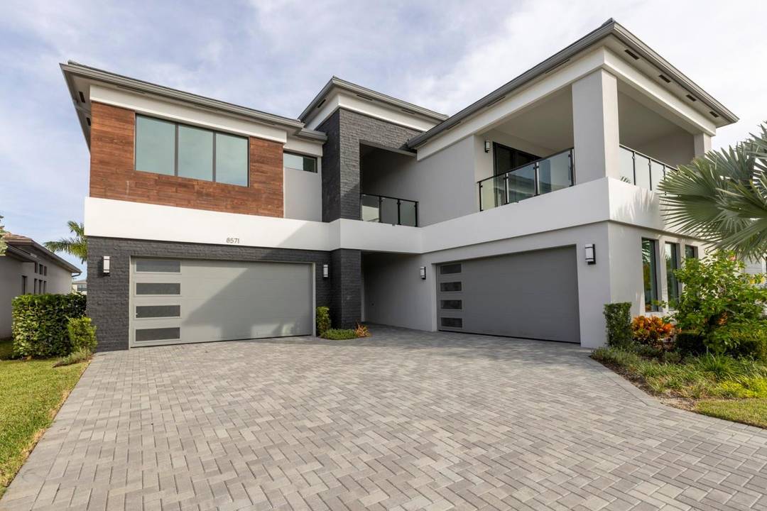 Maldives Premium Largest model in Lotus Palm.