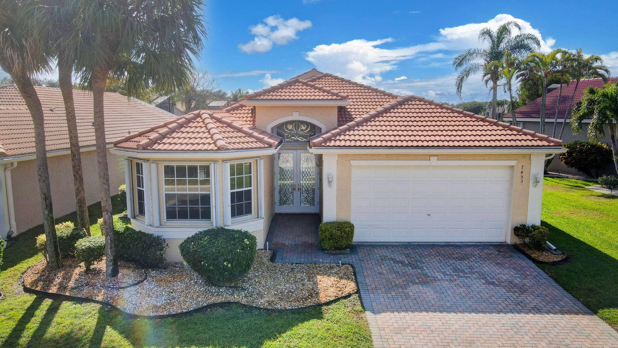 FRESHLY PAINTED BEAUTIFUL CARIBBEAN MODEL WITH A SPECTACULAR LONG LAKE VIEW !